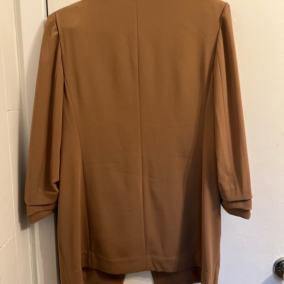 Purchased wrong size. Worn once. Selling to buy exact same blazer in correct sz - Picture 6 of 6